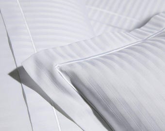 Conjunto de cama de luxo com listras de cetim branco, inspirado em hotéis, em algodão acetinado, com edredom e fronhas. Roupa de cama feita à mão sob encomenda.