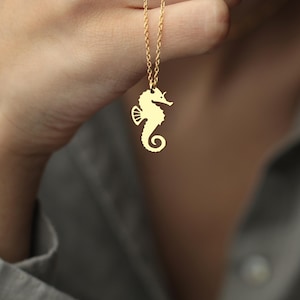 Seahorse Necklace, Ocean-Inspired Pendant, Nautical Jewelry, Beach Lover Gift, Sea Life Charm Necklace, Good Gift for Friend, Cute Sea Gift