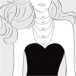 Puede incluir: Ilustraci&oacute;n de una mujer con un top negro sin tirantes, con collares de diferentes longitudes. Los collares miden 35,5 cm, 40,6 cm, 45,7 cm, 50,8 cm y 61 cm de largo, mostrando c&oacute;mo se ver&iacute;an al usarlos. El cabello de la mujer est&aacute; peinado con suaves ondas.