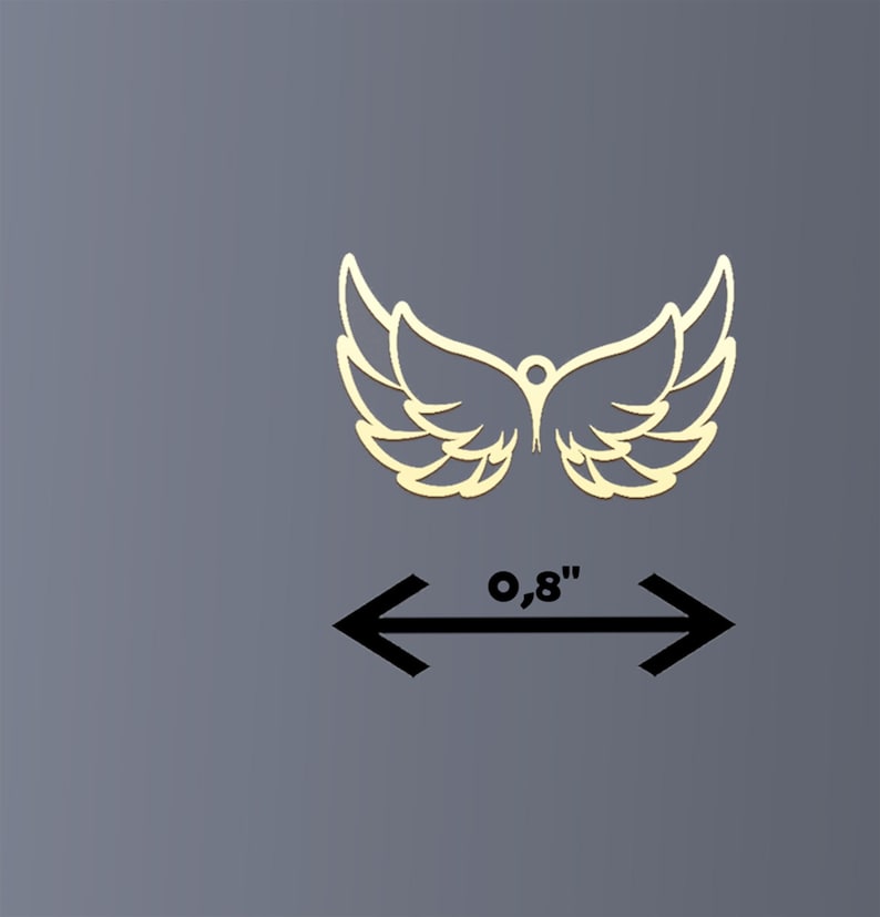 Puede incluir: Un par de alas doradas estilizadas con un peque&ntilde;o detalle circular en el centro superior. La envergadura mide 2 cm. Las alas est&aacute;n sobre un fondo gris.