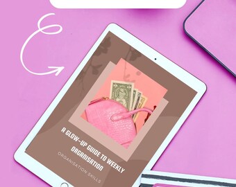 Op de afbeelding: Een roze tabletcomputer met een digitale gids met de titel "A Glow-Up Guide to Weekly Organisation" met een roze handtas en geld erin. De tablet ligt op een roze oppervlak met een zwart-wit gestreept notitieblok met de tekst "Weekly" en een lege weekplanner.