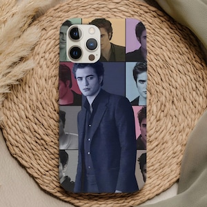 Puede incluir: Una funda de teléfono con un collage de imágenes de una persona con un traje oscuro, con una cuadrícula de imágenes más pequeñas de la misma persona. La funda tiene un acabado brillante y un fondo multicolor.