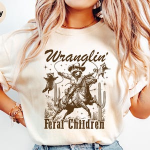 Retro Wranglin&#39; Feral Children Graphic Shirt Western Raccoon 90s Feral Racoon Crewneck Sweatshirt Vintage Raccoon Hoodie Cowboy Desert Tee