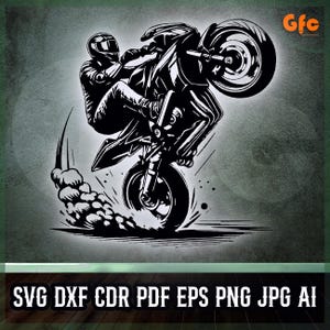 Op de afbeelding: Zwart-wit illustratie van een motorfiets die een wheelie maakt, met een rijder met helm. Rook en snelheidslijnen benadrukken de actie. De tekst: SVG DXF CDR PDF EPS PNG JPG AI is inbegrepen.