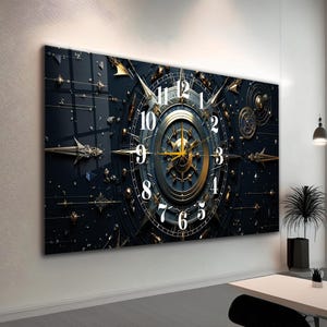 Puede incluir: Gran arte mural con un diseño de reloj detallado. La esfera del reloj es azul oscuro con detalles dorados, incluyendo las manecillas y los números. El reloj está montado en una pared blanca en una habitación con una estética moderna.