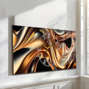 Puede incluir: Un reloj de pared rectangular con un diseño abstracto en oro y negro. La esfera del reloj presenta números romanos y manecillas doradas. El diseño general tiene una estética moderna y artística.