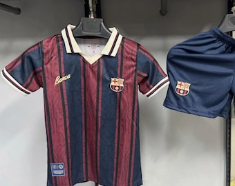 Uniforme de fútbol vintage para niños – Edición navideña – Camiseta y pantalón corto con los icónicos colores catalanes
