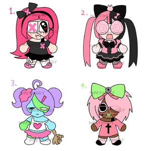 Puede incluir: Cuatro muñecas de dibujos animados con diseños únicos. La primera muñeca tiene el pelo rosa, un lazo negro y una cruz en la cabeza. La segunda muñeca tiene el pelo rosa y negro y ojos en espiral. La tercera muñeca tiene el pelo azul y morado y una raya verde. La cuarta muñeca tiene el pelo rosa y un lazo verde.