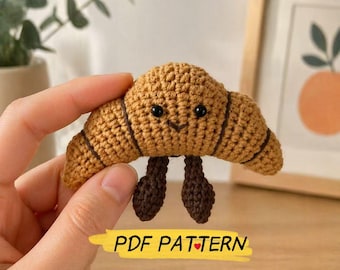 Schema per realizzare un croissant amigurumi all'uncinetto, tutorial per principianti su come creare un peluche a forma di cibo, simpatico modello all'uncinetto a tema pasticceria, schema in inglese.