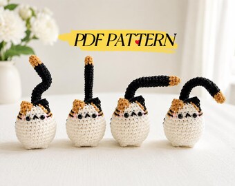 Schema PDF per realizzare un gatto calico all'uncinetto, gatto amigurumi con coda flessibile, tutorial per un simpatico gattino di peluche, regalo fai da te per amanti dei gatti, decorazione da scrivania a forma di gatto fatta a mano