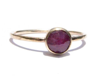 Rose Cut Ruby 14k massief gouden stapelring - dunne gouden edelsteenring-verlovingsring-juli geboortesteenring-handgemaakte robijnrode ring-rustieke gouden ring