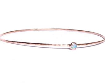 Opal na cienkiej bransoletce z 14-karatowego różowego złota - Bransoletka z różowego złota - Bransoleta z 14-karatowego złota - Młotkowana - Bransoleta z opalem i różowego złota.