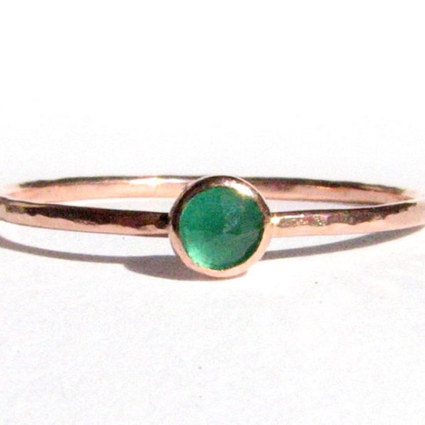 Anillo de oro rosa macizo y esmeralda - Anillo de oro fino - Anillo apilable - Anillo de compromiso - Oro rosa esmeralda - Anillo con piedras preciosas - Hecho a pedido.