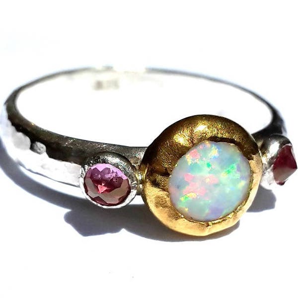 Anillo de ópalo - Anillo de oro macizo de 24k y plata - Anillo de ópalo blanco y circonita rosa - Anillo apilable - Anillo de ópalo de fuego - Ópalo en oro de 24k - Circonita rosa - Anillo rosa