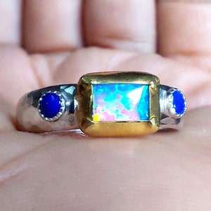 Anillo de ópalo azul en oro macizo de 24k y plata - Anillo de ópalo y lapislázuli - Anillo de ópalo apilable - Anillo rústico - Anillo de metales mixtos - Anillo de varias piedras - Anillo de compromiso