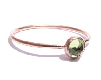 Anillo de oro rosa macizo y peridoto -Anillo de apilamiento -Anillo de oro delgado -Anillo de compromiso de peridoto -Corteza verde -Peridoto oro rosa -Joyería de oro de 14k