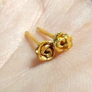 Aretes de rosas pequeñas de oro macizo de 24 k - Aretes rústicos de rosas hechos a mano - 5 mm - Aretes de flores de oro auténtico - Aretes de oro puro - Aretes de rosas - HECHOS A MEDIDA