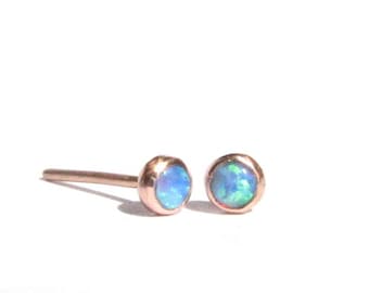 Pendientes pequeños de ópalo en oro rosa macizo de 14k - Pendientes de ópalo en oro rosa de 3 mm - Pendientes de ópalo azul - Pendientes minimalistas de ópalo - Pendientes delicados de ópalo
