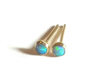 Aretes de oro amarillo macizo de 14 k con ópalo - Pequeños aretes con ópalo - 3 mm - Aretes de oro amarillo con ópalo - Aretes de ópalo azul - Oro amarillo con ópalo - Hechos a pedido.