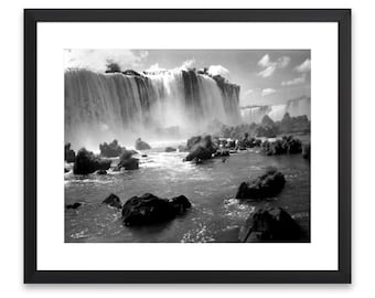 Download digitale in bianco e nero delle cascate di Iguazu, stampa artistica da parete con cascate, fotografia naturalistica, stampa digitale di paesaggi, sublime stampa artistica.