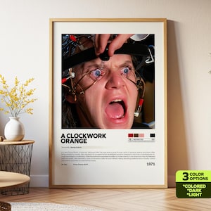 以下が含まれることがあります： 黒い持ち手と「But first, coffee」の文字が黒い手書き風フォントで書かれた白いセラミックマグ。マグは白い表面に置かれています。