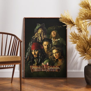 Puede incluir: Un póster enmarcado de la película "Piratas del Caribe: El cofre del hombre muerto" con los personajes principales. El póster tiene un fondo oscuro con el título de la película y retratos de personajes. El póster se exhibe en un suelo de madera.