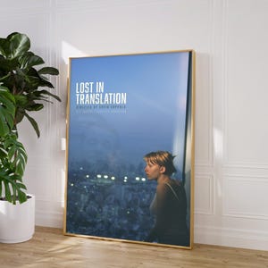 以下が含まれることがあります： ソフィア・コッポラ監督の映画「ロスト・イン・トランスレーション」のポスター。ポスターには、夜の街並みを窓から眺める女性が描かれている。