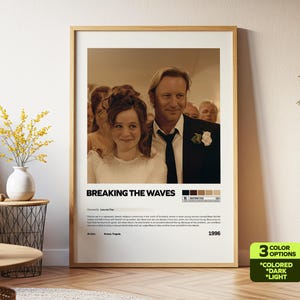 Może przedstawiać: Oprawiony plakat filmowy do filmu "Breaking the Waves" z obrazem w odcieniach sepii mężczyzny i kobiety. Mężczyzna ma na sobie czarny garnitur, a kobieta białą sukienkę. Plakat zawiera tytuł filmu, napisy i datę premiery 1996.
