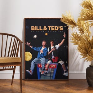 Może przedstawiać: Oprawiony plakat z tytułem filmu "BILL & TED'S EXCELLENT ADVENTURE". Obraz przedstawia dwóch mężczyzn na tle kosmicznym z planetami i księżycami. Siedzą na budce telefonicznej ze słowami "TE" i "ONE".