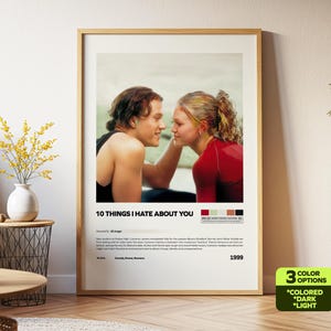 Könnte beinhalten: Ein gerahmtes Filmplakat für "10 Dinge, die ich an dir hasse" mit zwei Personen in einer Nahaufnahme. Das Poster hat einen neutralen Hintergrund mit dem Filmtitel und dem Jahr 1999 am unteren Rand. Eine kleine Farbpalette ist ebenfalls enthalten.
