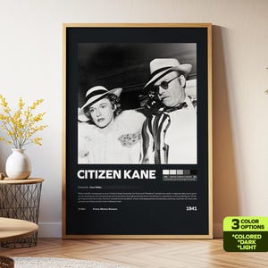 Può includere: Un poster cinematografico in bianco e nero incorniciato per "Citizen Kane" con due persone con cappelli. Il poster ha uno sfondo nero con il titolo e i dettagli del film. Il poster è in una cornice di legno.