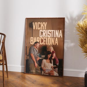 Könnte beinhalten: Ein Filmplakat für den Film "Vicky Cristina Barcelona", ein Film von Woody Allen. Das Plakat zeigt vier Personen, darunter Scarlett Johansson, Javier Bardem und Penelope Cruz.