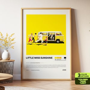 Puede incluir: Un póster enmarcado de la película "Little Miss Sunshine". El póster tiene un fondo amarillo brillante con un autobús VW amarillo y figuras de personas. El póster incluye el título de la película, los créditos y la fecha de 2006.