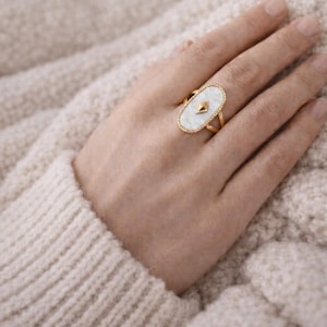 Anillo de acero inoxidable chapado en oro, piedra ovalada con efecto nácar, diseño boho chic, Día de la Madre, joyería femenina de moda, anillo chapado en oro ajustable