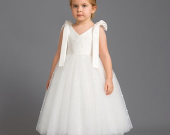 Vestido de tul blanco: perlas, gran lazo, elegante vestido de princesa para ocasiones especiales para niña.