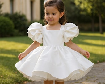 Abito da principessa in raso bianco fatto a mano con maniche a sbuffo e perle – Abito da neonata