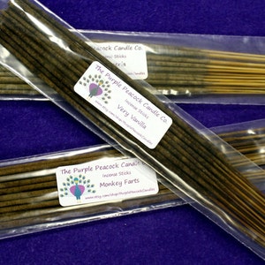 Puede incluir: Dos paquetes de inciensos con etiquetas que dicen "The Purple Peacock Candle Co. Incense Sticks" y los aromas "Very Vanilla" y "Monkey Farts".