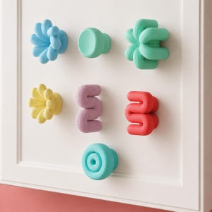 Möbelgriffe Kinderzimmer: Bunte Schrankgriffe und Möbelknöpfe für Kommode und Schublade – 7 Designs zur Auswahl