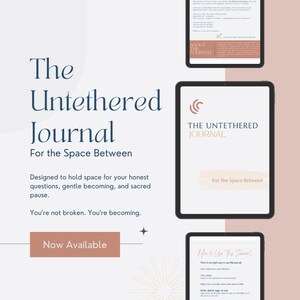Może przedstawiać: Cyfrowy makiet okładki dziennika z tytułem "The Untethered Journal" i podtytułem "For the Space Between". Okładka jest w jasnobrązowym kolorze z białym wzorem wiru. Tekst jest w ciemnoniebieskiej czcionce.