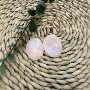 Hand Polished Crystal Worry Stone, Natural Pink Quartz for Calm & Focus,Unique Smooth Relaxation Tool,Pink Stone