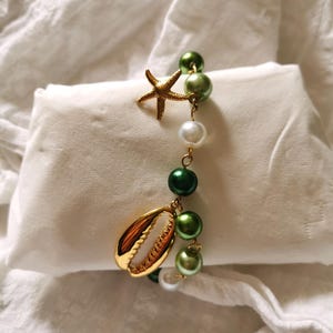 Handcrafted bracelet in green and white pearls and golden stainless steel charms - Elegant & minimalist jewelry