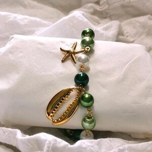 Handmade - Handcrafted bracelet in green and white pearls and golden stainless steel charms - Elegant & minimalist jewelry