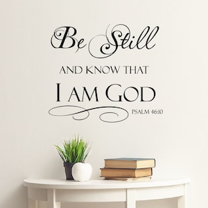 Może przedstawiać: Czarno-biała naklejka na ścianę z tekstem "Be Still and Know That I Am God" i odniesieniem do Pisma Świętego "Psalm 46:10".