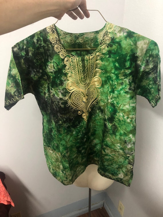 Blouse floral design in various shades of green da