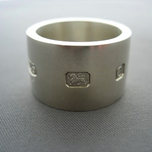 Anillo de plata de ley maciza con grandes sellos distintivos