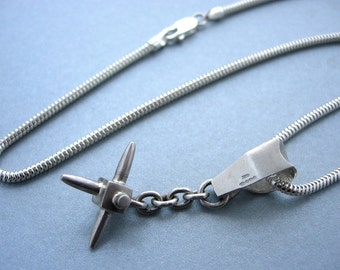 Spike pendant with snake chain