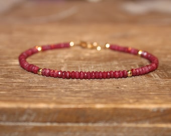 Pulseira de rubi, joias de rubi, pedra de nascimento de julho, pulseira de pedras preciosas com contas, contas em ouro laminado ou prata de lei.