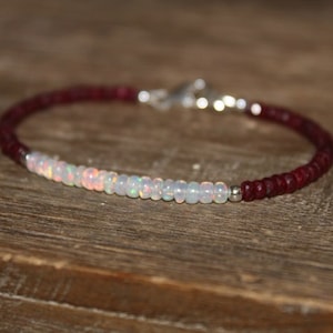 Rubin und Opal Armband, Rubin Schmuck, Juli Oktober Geburtsstein, Stapeln, Edelstein Schmuck, Valentinstag, Liebe