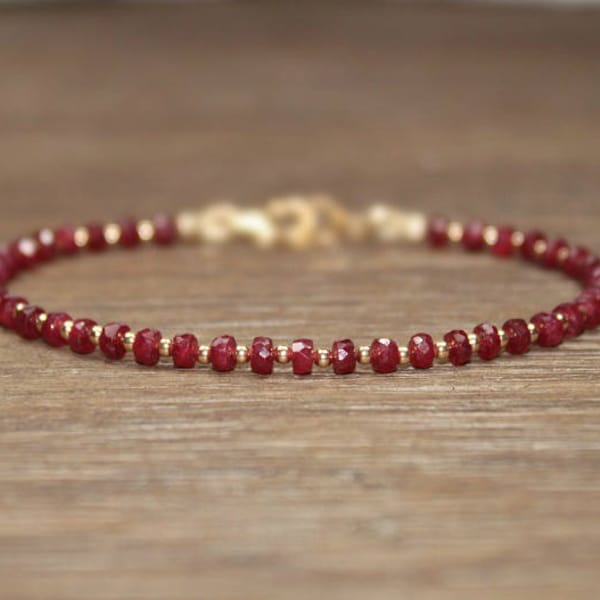 Pulsera de rubíes, chapada en oro, con cuentas de oro rosa o plata de ley, joyería de rubíes, piedra de nacimiento de julio, apilable, joyería de piedras preciosas, Día de San Valentín