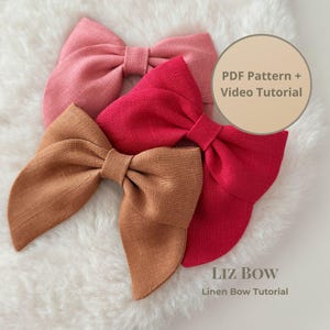 Pode incluir: Três laços de linho em tons de rosa, vermelho e castanho, dispostos sobre uma superfície branca e fofa. O texto na imagem diz "PDF Pattern + Video Tutorial" e "LIZ BOW Linen Bow Tutorial".